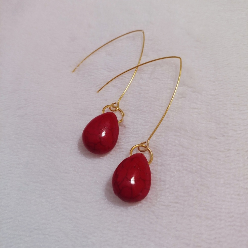 🆕💋 Red Crackle Stone Gold Tone Earwire Earrings